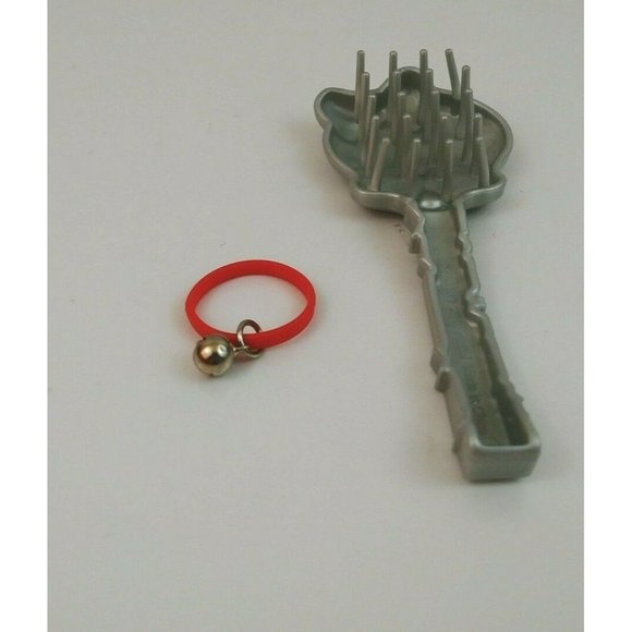 Monster High Gigi Grant 11" Jointed Doll with Stand & Accessories - Picture 5 of 5